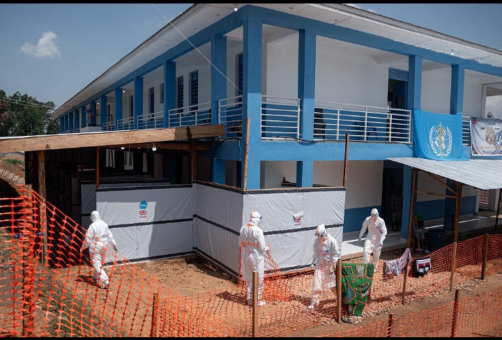 Ebola en RDC : le bateau isolé près de Kinshasa libéré après des tests négatifs