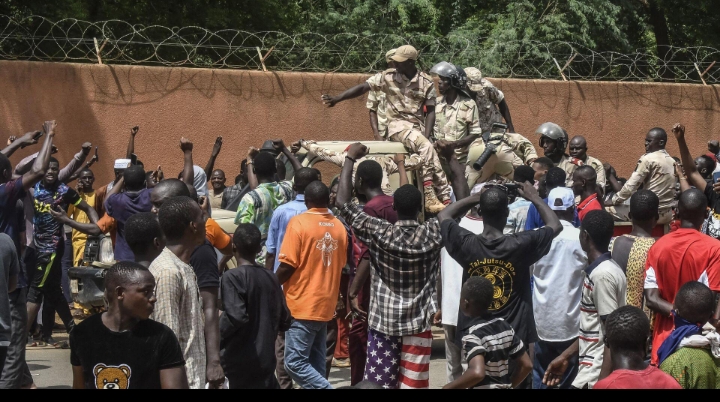 NIGER : DES SOLDATS MUTINS ATTAQUENT DES SITES STRATÉGIQUES À NIAMEY