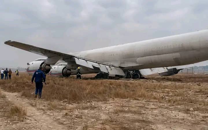 Un avion-cargo de Cargo Transair rate son décollage à l’aéroport international de N’djili à Kinshasa