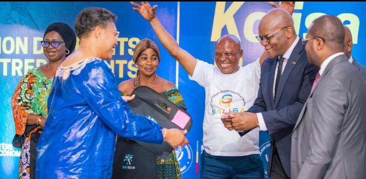 KINSHASA : 537 ENTREPRISES DE JEUNES REÇOIVENT LEURS DOCUMENTS DE FORMALISATION