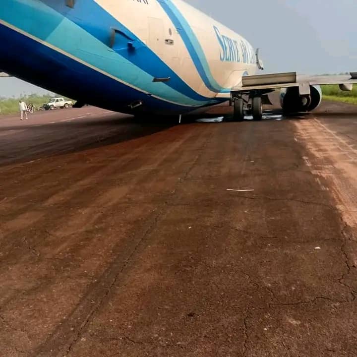 KINDU : UN AVION DE SERVE AIR SORT DE PISTE, AUCUN DÉCÈS SIGNALÉ
